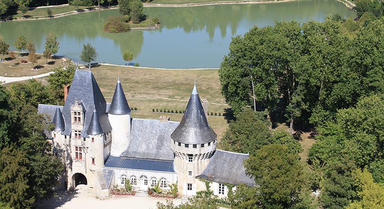L'étang du château de Javarzay à Chef-Boutonne (79)